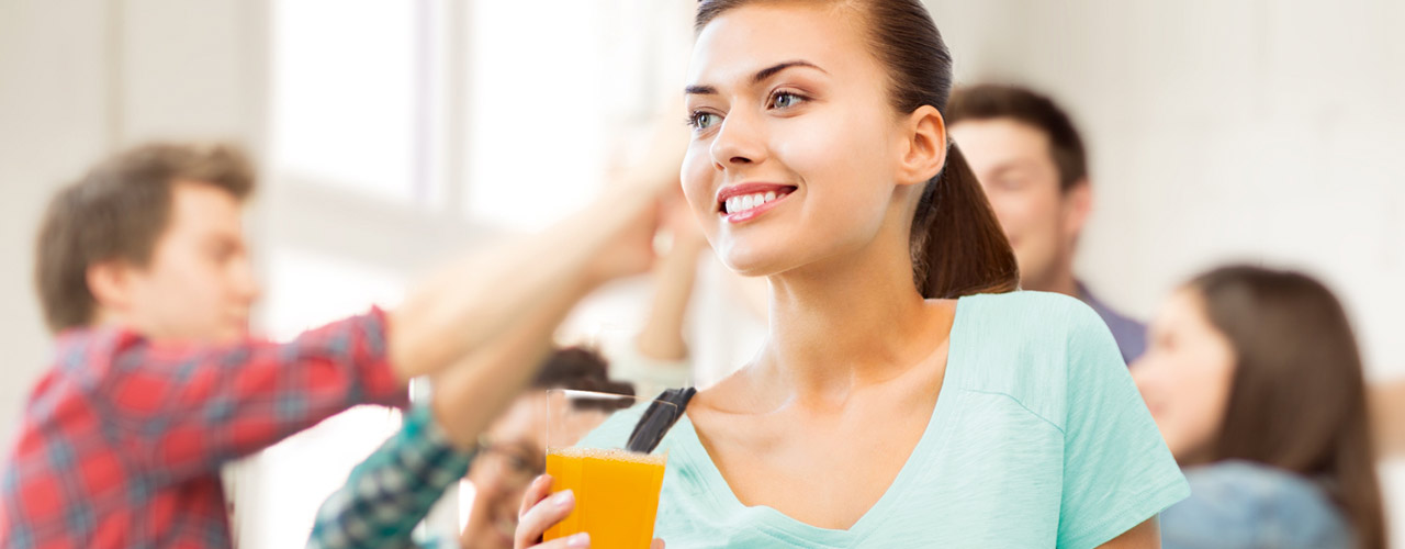 Frau mit Orangensaft-Glas